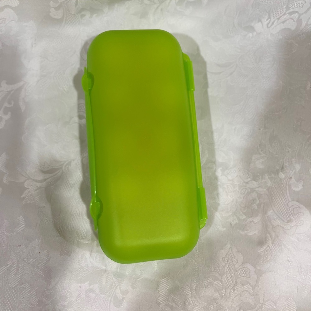 NEW (NIP) Tupperware Egg Storer Portable Case Hard-Shell Storage - Picture 7 of 10